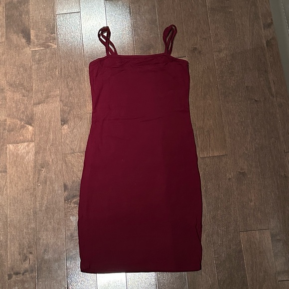 Wine red flattering ribbed dress with adjustable straps - Picture 1 of 2